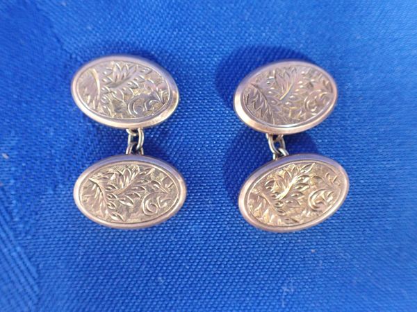 A PAIR OF 9CT GOLD CUFFLINKS