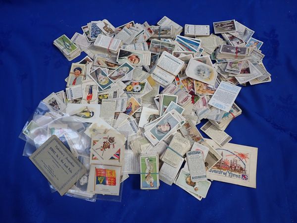 A COLLECTION OF LOOSE CIGARETTE CARDS