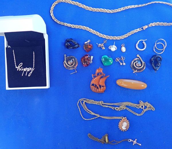 A COLLECTION OF JEWELLERY