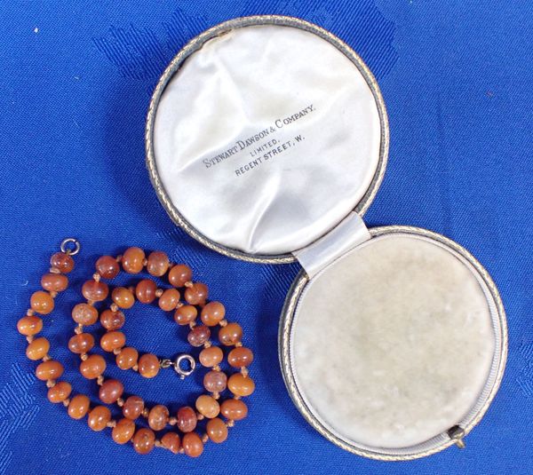 A SHORT NECKLACE OF AMBER BEADS