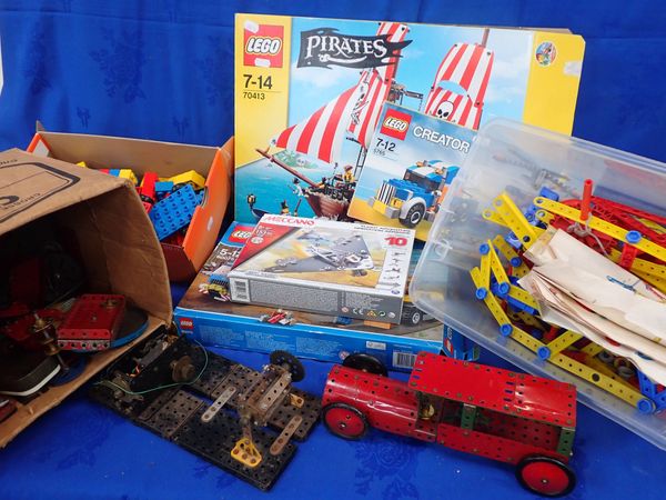 A LEGO PIRATE SHIP SET (UNCHECKED)