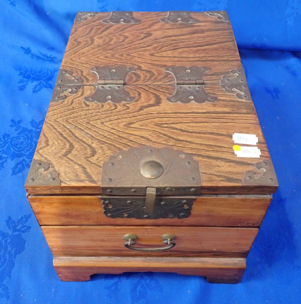 AN ASIAN DRESSING BOX WITH DRAWER, AND HINGED MIRRORED LID