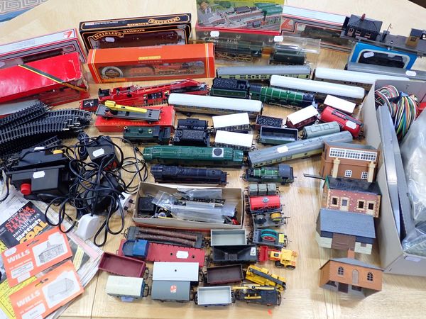 A COLLECTION OF HORNBY 00 GAUGE MODEL RAILWAY LOCOMOTIVES, AND ACCESSORIES