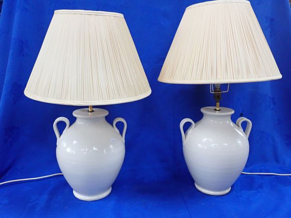 A PAIR OF WHITE GLAZED POTTERY TABLE LAMPS