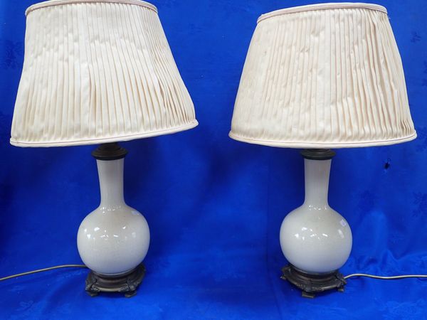 A PAIR OF FRENCH STYLE CRACKLE-GLAZE TABLE LAMPS