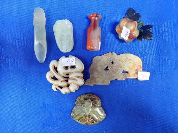 COLLECTION OF JADE AND HARDSTONE ITEMS