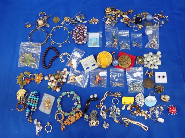 A COLLECTION OF COSTUME JEWELLERY