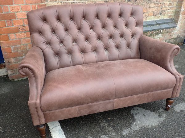 A MODERN TWO SEAT BUTTON-BACK SOFA, OF TRADITIONAL STYLE