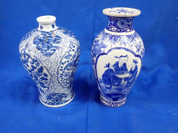 A CHINESE BLUE AND WHITE VASE