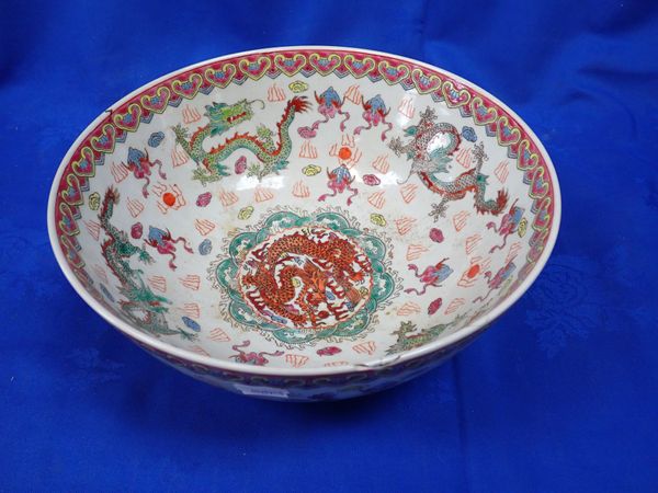 A CHINESE ENAMEL DECORATED BOWL