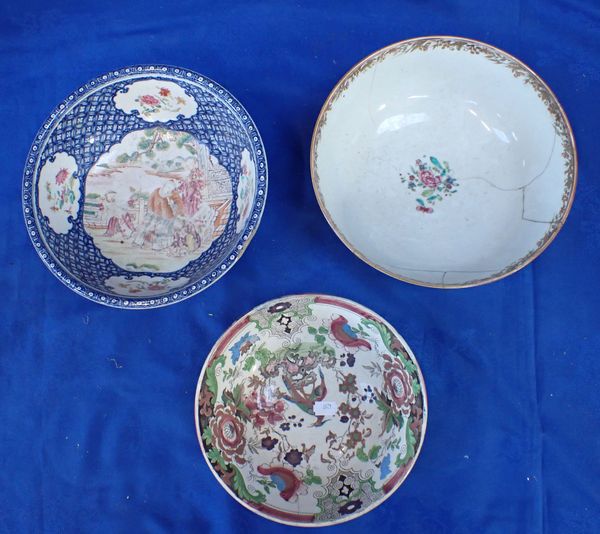 A CHINESE CANTONESE EXPORT PORCELAIN BOWL