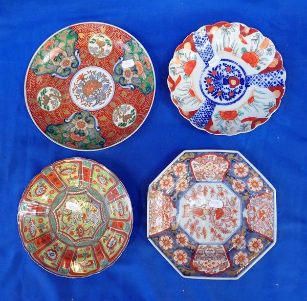 A CHINESE LOBED PORCELAIN PLATE