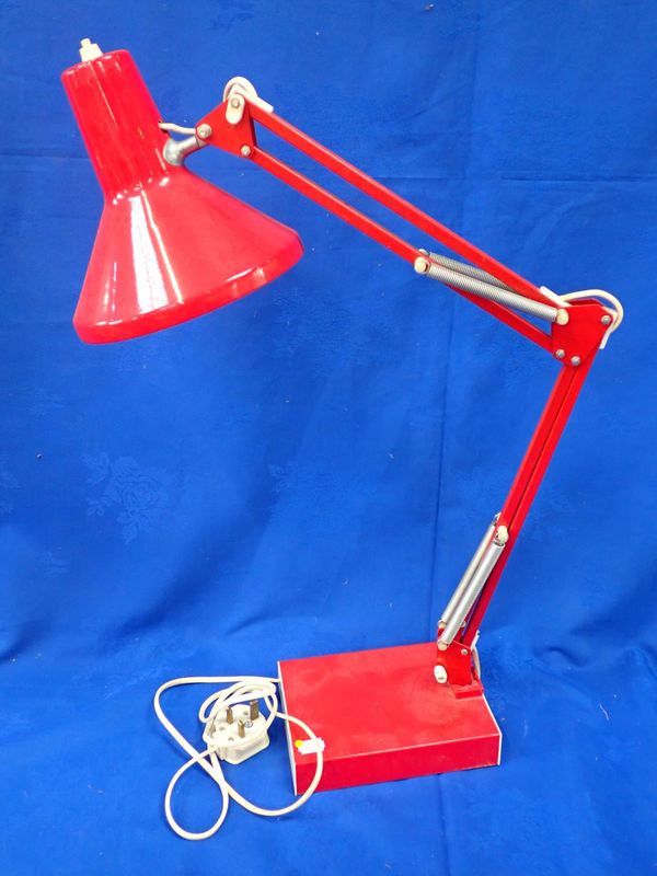 A VINTAGE ADJUSTABLE DESK LAMP