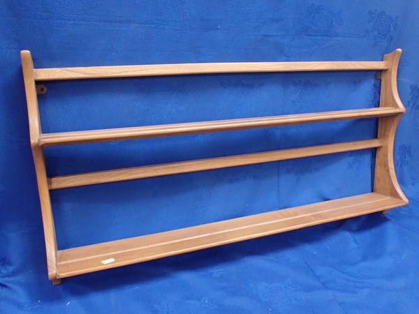 ERCOL: A BLOND ELM WALL-HANGING PLATE RACK