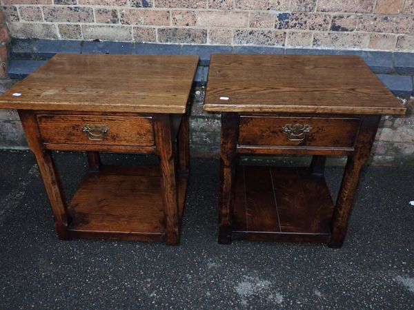 A PAIR OF OAK BEDSIDE TABLES OR LAMP TABLES OF 18TH DESIGN