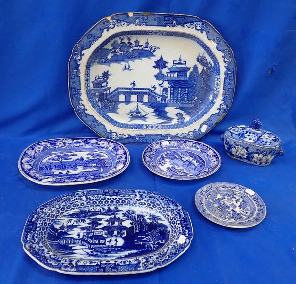 A PEARLWARE MEAT DISH, IN AN EARLY 'WILLOW' PATTERN