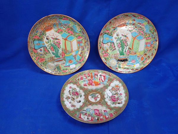 A PAIR OF CHINESE FAMILLE ROSE PLATES, PAINTED WITH VASES AND OTHER OBJECTS