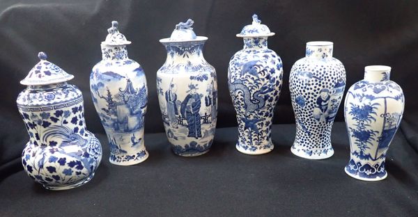 A CHINESE BLUE AND WHITE BALUSTER VASE,