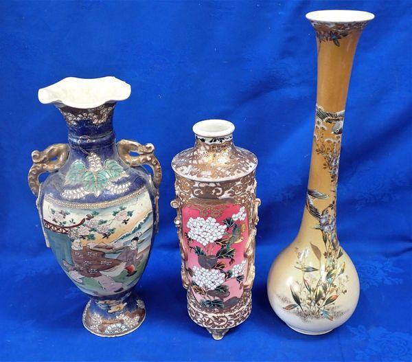 THREE EARLY 20TH CENTURY JAPANESE VASES