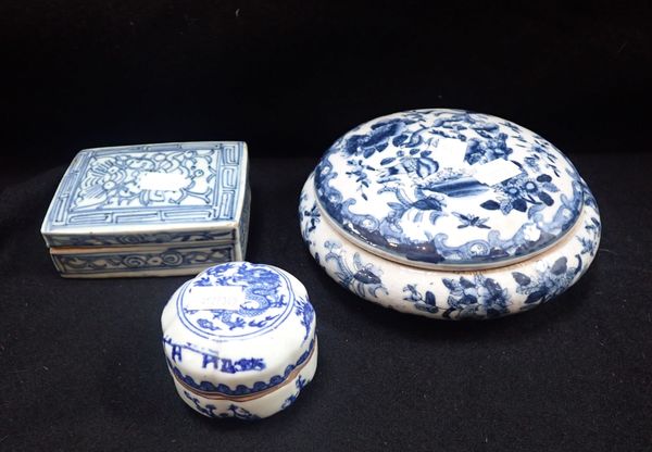 A CHINESE BLUE AND WHITE BOX AND COVER