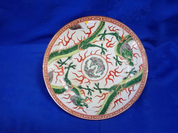 A CHINESE DISH, PAINTED WITH DRAGONS