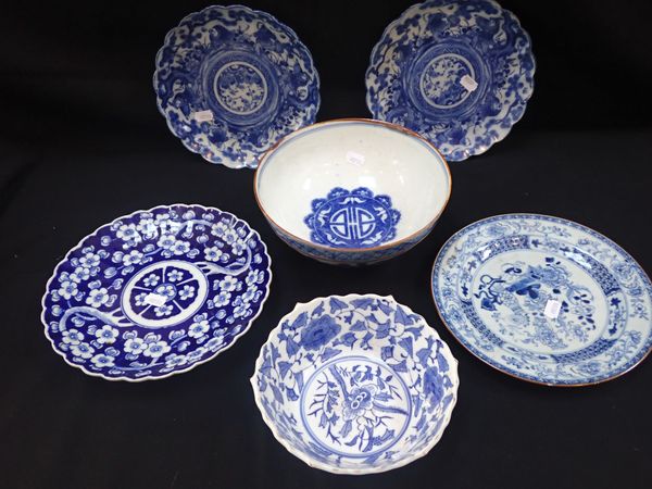 A CHINESE EXPORT BLUE AND WHITE PLATE