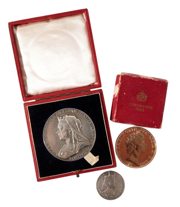 AN 1837 - 1897 QUEEN VICTORIA  OFFICIAL DIAMOND JUBILEE MEDAL