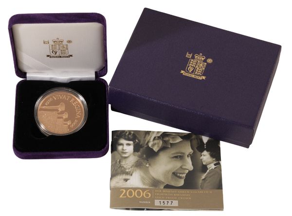 A 2006 ROYAL MINT GOLD PROOF £5 CROWN