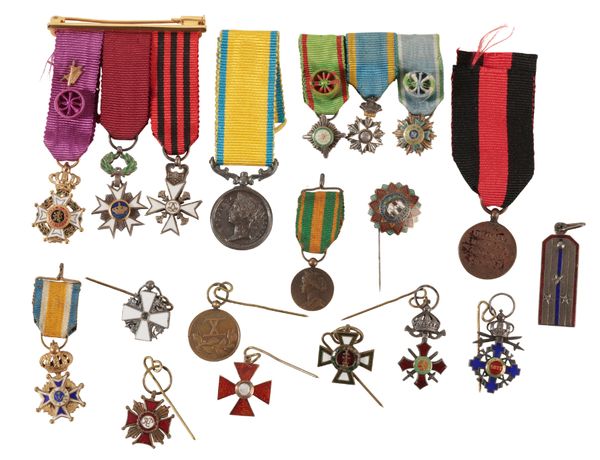 COLLECTION OF MINATURE MEDALS