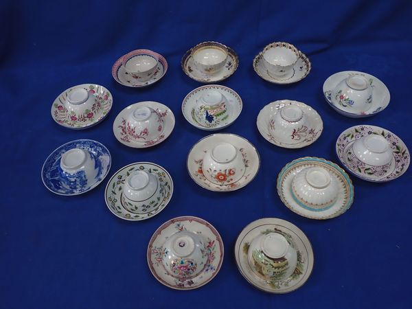 A COLLECTION OF 18TH AND 19TH CENTURY TEABOWLS AND SAUCERS