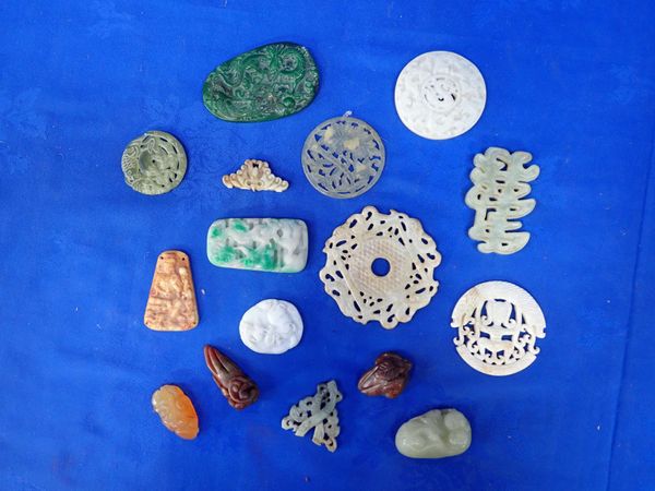 A COLLECTION OF 'JADEITE' AND HARDSTONE CARVINGS