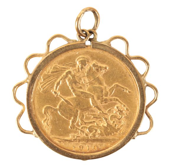 AN EDWARD VII 1910 SOVEREIGN IN GOLD COLOURED METAL MOUNT
