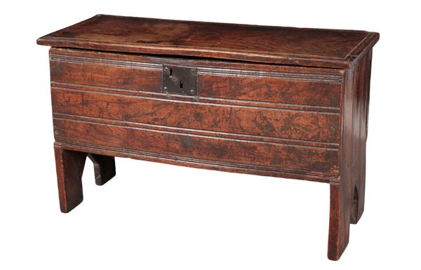 AN EARLY 18TH CENTURY OAK PLANK COFFER