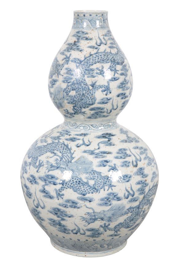 A LARGE CHINESE PORCELAIN DOUBLE GOURD VASE