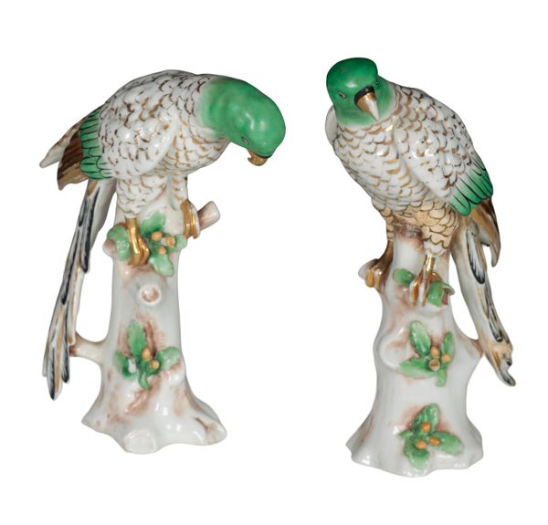 A PAIR OF PORCELAIN CHELSEA STYLE PARROTS