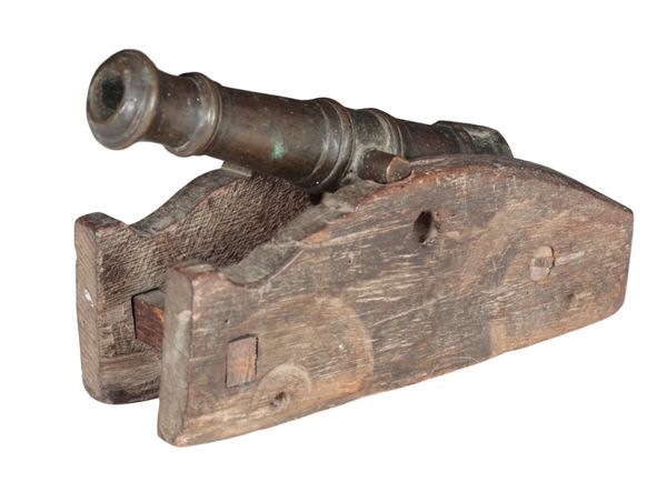 AN 18TH CENTURY BRONZE SIGNALLING CANNON