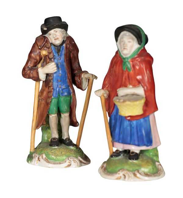 A PAIR OF 18TH CENTURY ENGLISH PORCELAIN FIGURES - AN ELDERLY COUPLE