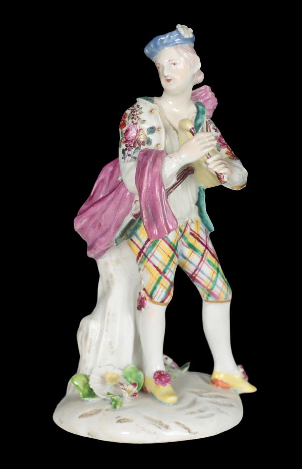 A MID 18TH CENTURY DUESBURY & CO DERBY PORCELAIN FIGURE - A SCOTTISH PIPER