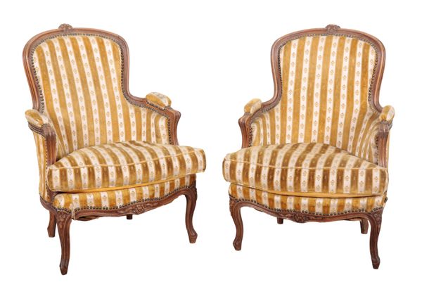 A PAIR OF EARLY 20TH FRENCH BEECHWOOD FAUTEUILS