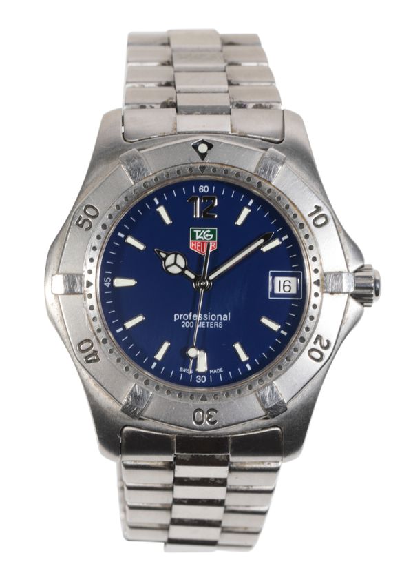 TAG HEUER PROFESSIONAL: A GENTLEMAN'S STAINLESS STEEL BRACELET WATCH