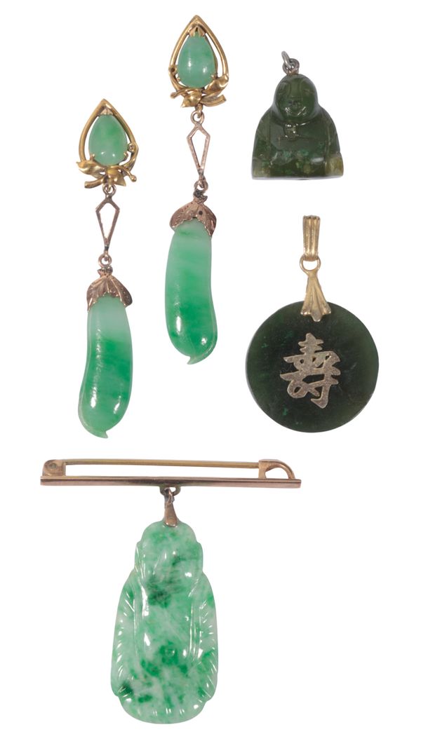 A PAIR OF JADEITE DROP EARRINGS