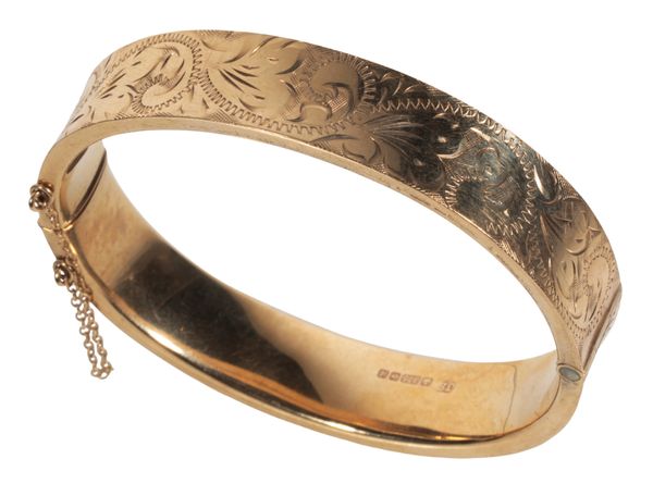 A 9CT GOLD HINGED BANGLE