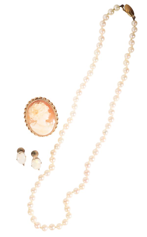 A CULTURED PEARL NECKLACE