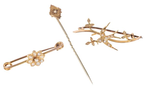 A VICTORIAN 15CT GOLD AND SEED PEARL BROOCH