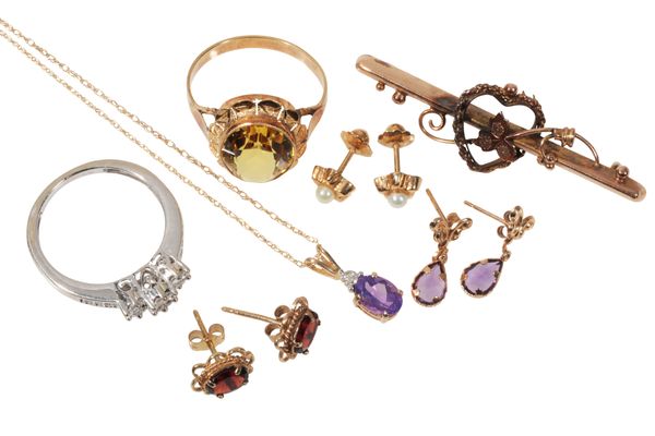 A COLLECTION OF JEWELLERY