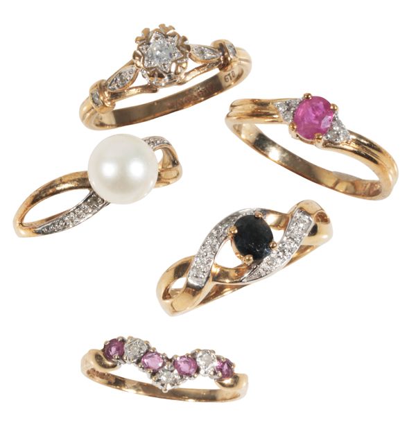 A COLLECTION OF 9CT GOLD DRESS RINGS