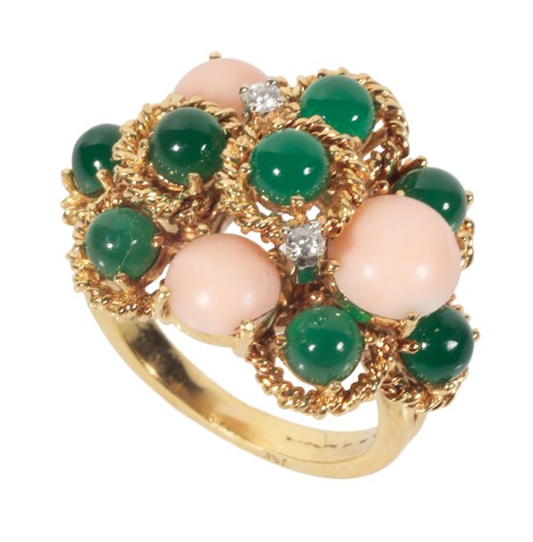 AN EMERALD, CORAL AND DIAMOND CLUSTER RING