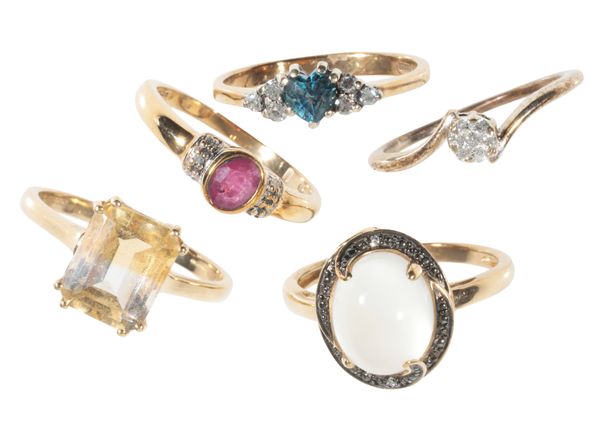 A COLLECTION OF 9CT GOLD DRESS RINGS