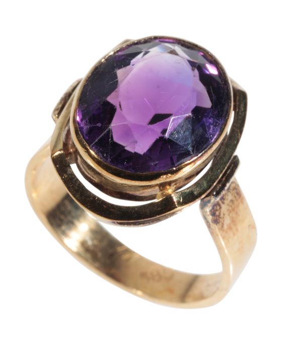 AN AMETHYST SOLITAIRE DRESS RING