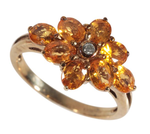 AN ORANGE SAPPHIRE AND DIAMOND FLOWERHEAD RING